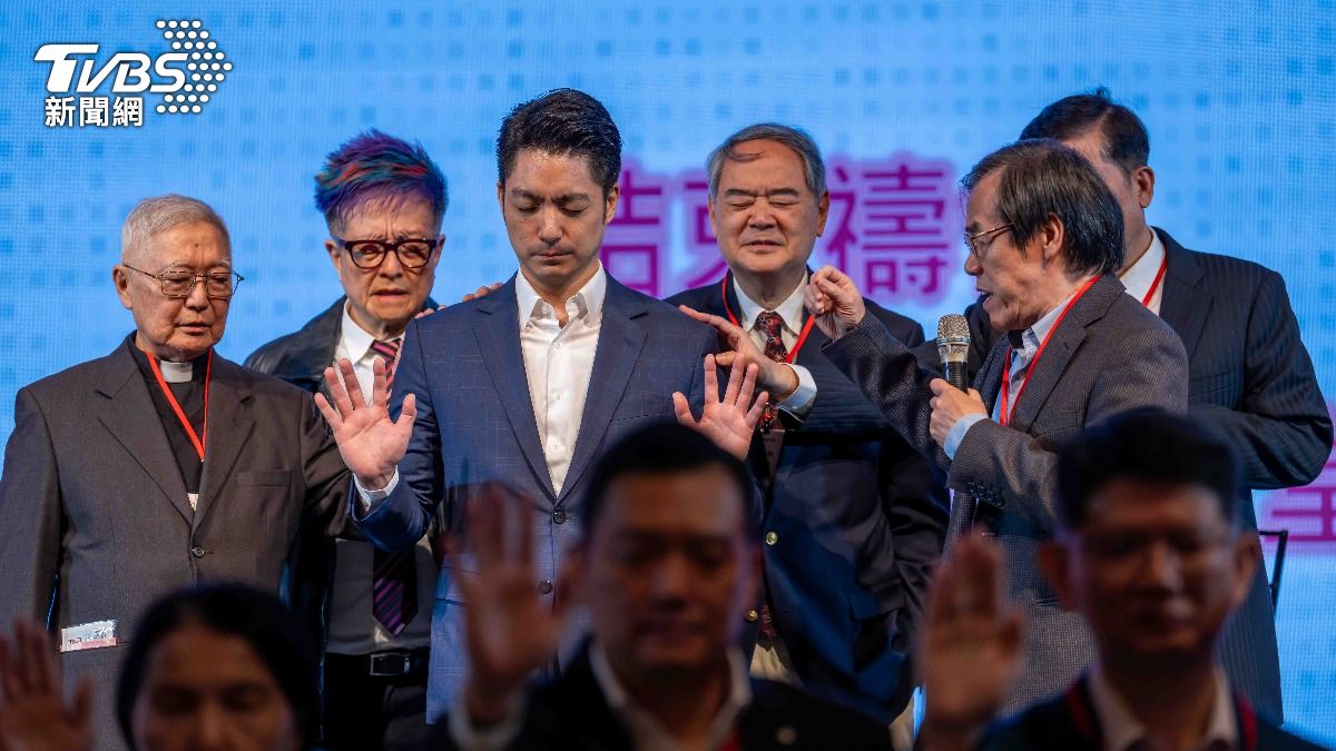眾教會牧長為蔣萬安及市府團隊祝福。（圖／TVBS）