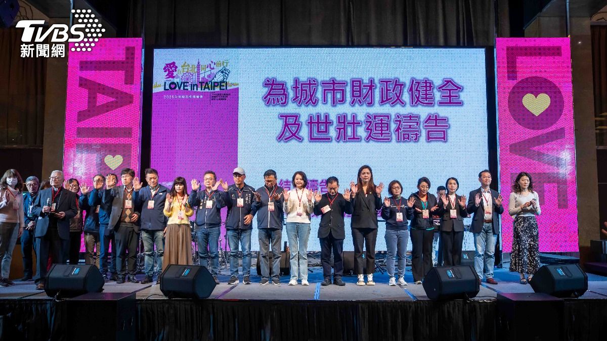 多位立委及議員民代上台，接受禱告祝福。（圖／TVBS）