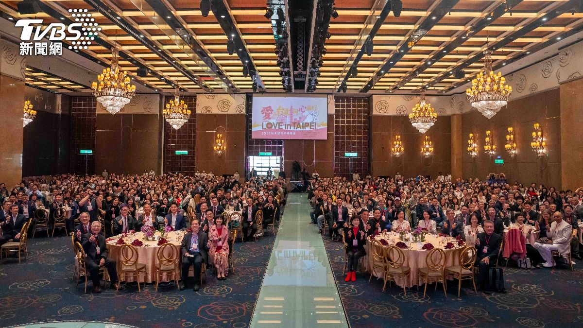 台北城市祈禱餐會大合影，眾人齊祝福城市。（圖／TVBS）