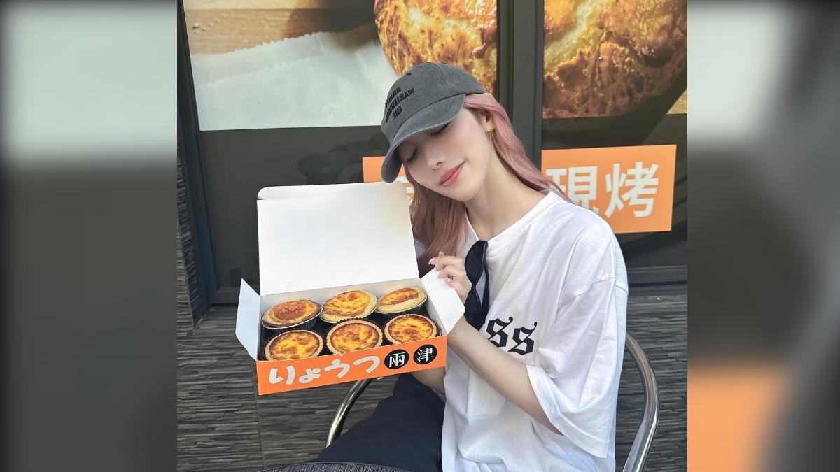 小宵虎南與蛋塔合照。（圖／摘自IG）