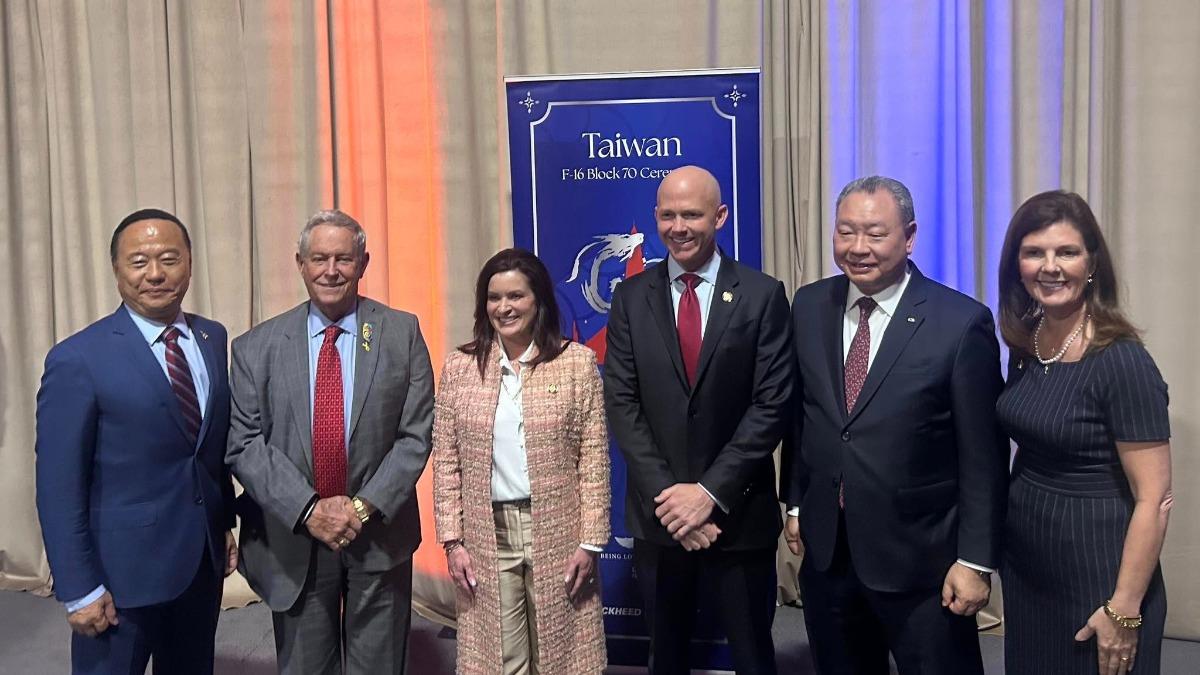 台灣向美國軍購F-16V戰機，於美東時間28日舉行首架機出廠典禮。（圖／翻攝美國眾議員提蒙斯William TimmonsX）