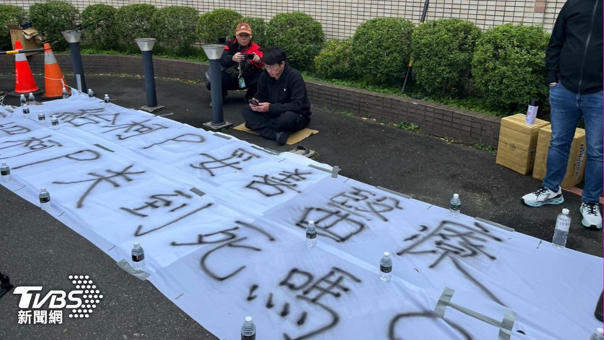 黃國昌遞狀完坐在北所門口。（圖／蕭沁梅攝）