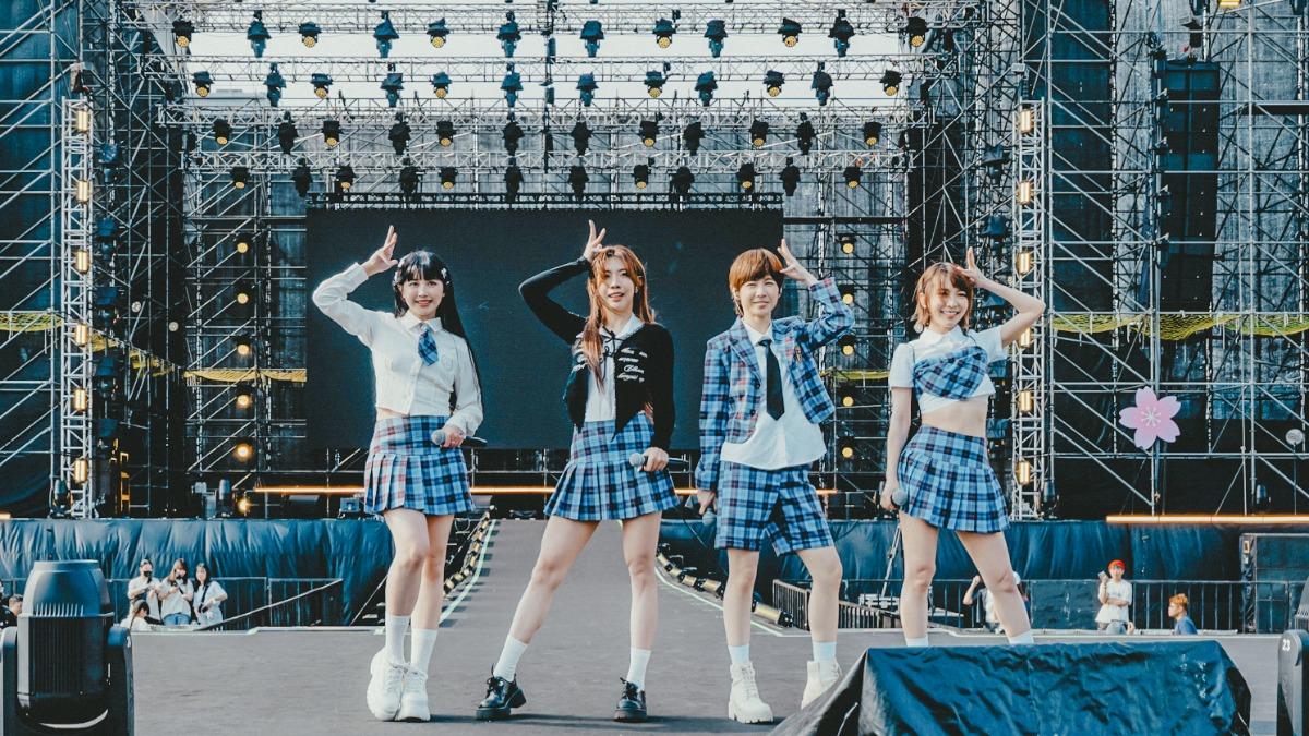 「BOOM!怪物星人」以學院風服裝亮麗現身高雄櫻花季。（圖／寬寬整合行銷提供）