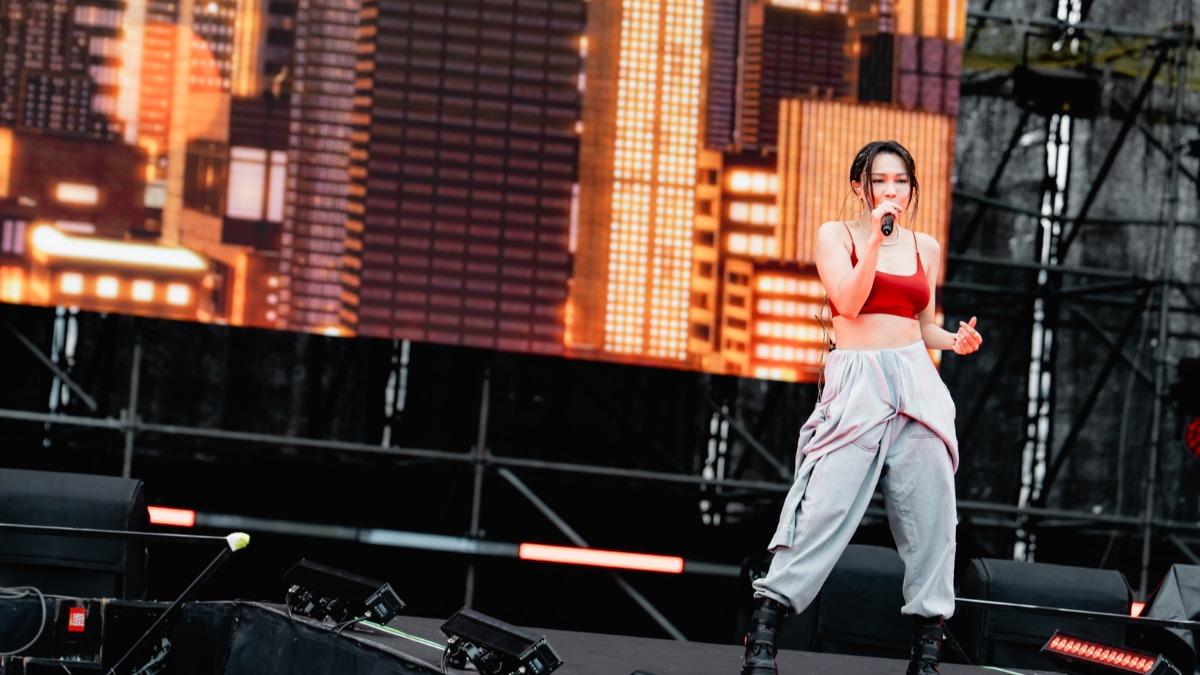 林采欣難得以辣妹裝扮登台演出。（圖／寬寬整合行銷提供）