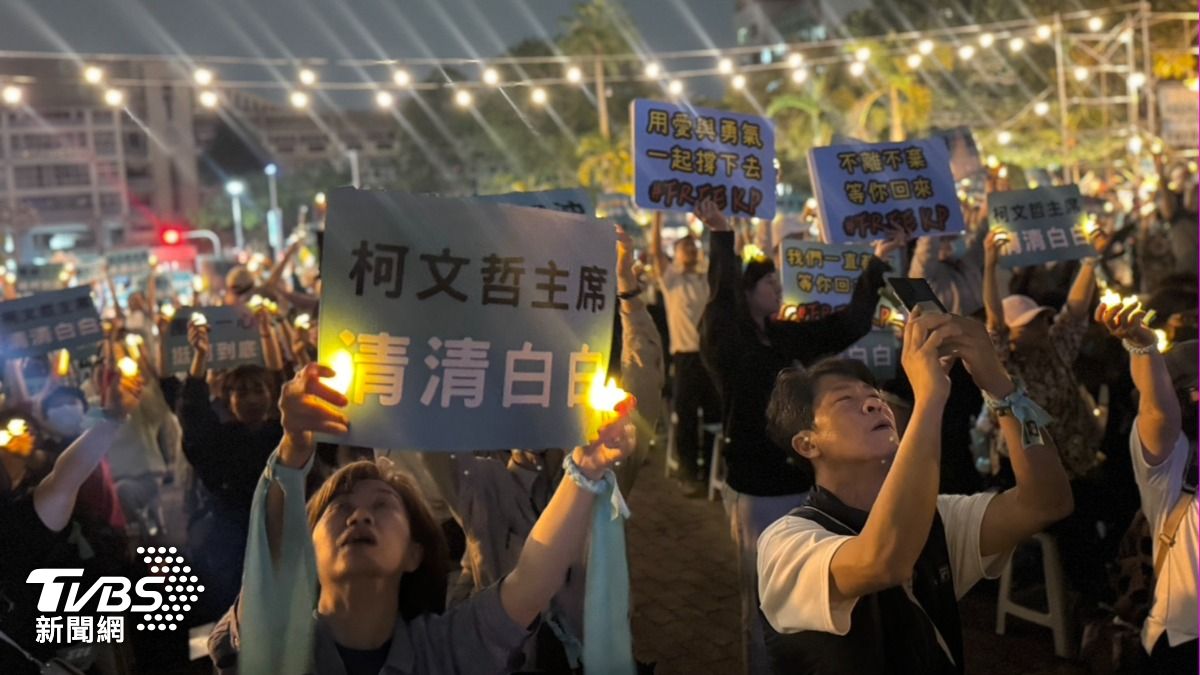 現場2500位小草點燈祈福，吶喊柯文哲清清白白。（圖／林雅婷攝）