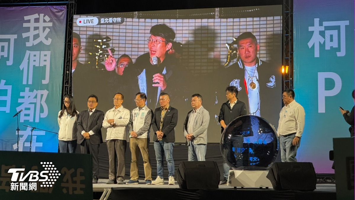 原本要出席祈福點燈晚會的民眾黨主席黃國昌，透過連線向高雄小草喊話。（圖／林雅婷攝）