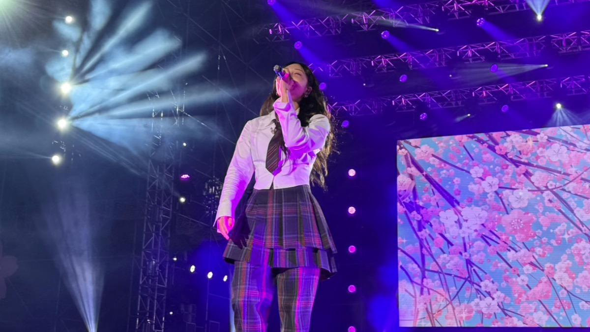 鄭恩地以清純學院風現身高雄櫻花季。（圖／讀者提供）