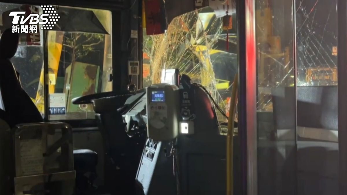 客運車頭的玻璃全部碎裂。（圖／TVBS）