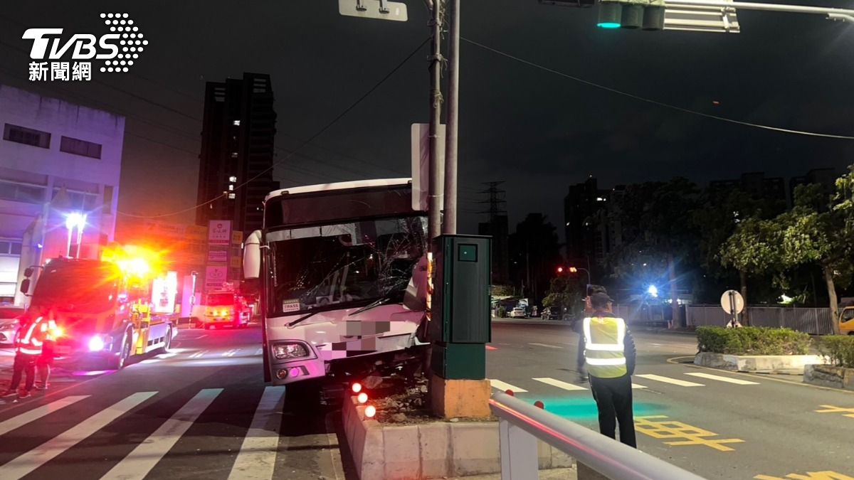 司機疑似一時恍神才失控自撞。（圖／TVBS）