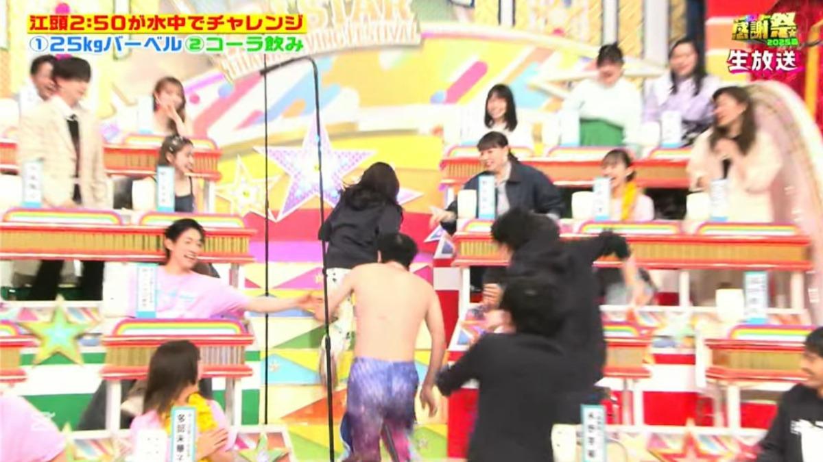 江頭2:50快步衝向永野芽郁，讓她嚇得往後奔逃。（圖／翻攝自X）