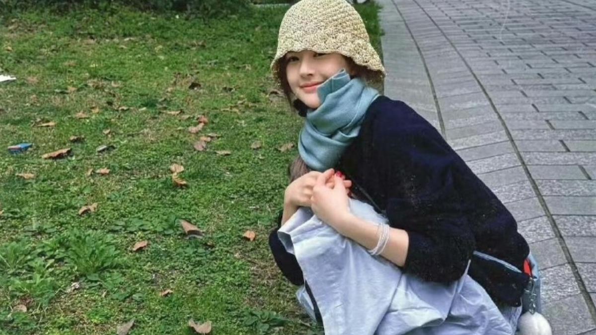 趙露思經過休養後復出螢光幕，卻頻頻出現失神狀況。（圖／翻攝自微博）