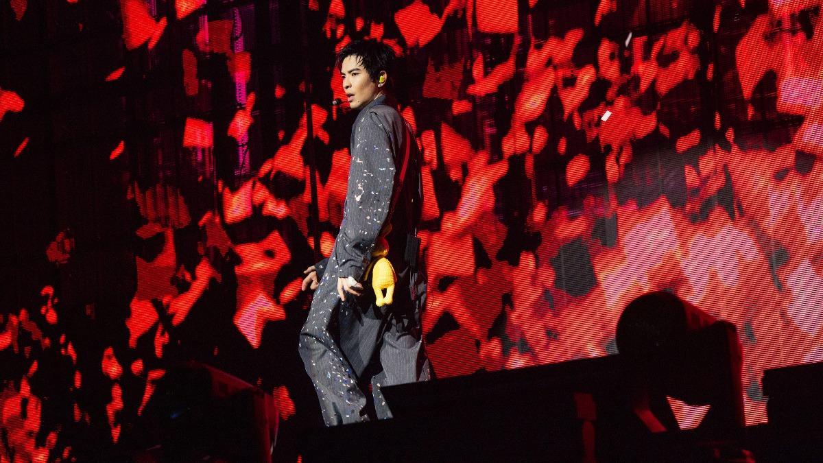 蕭敬騰被歌迷鼓吹脫掉外套。（圖／寬魚國際Ｘ華納音樂提供）