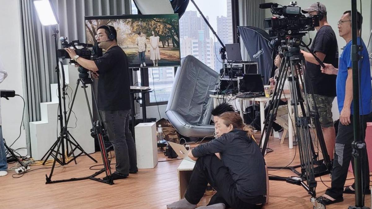 鈞董創立「瘋人研究院」頻道，更拍攝台語短片《童話短路》。（圖／獨一無二娛樂文化提供）