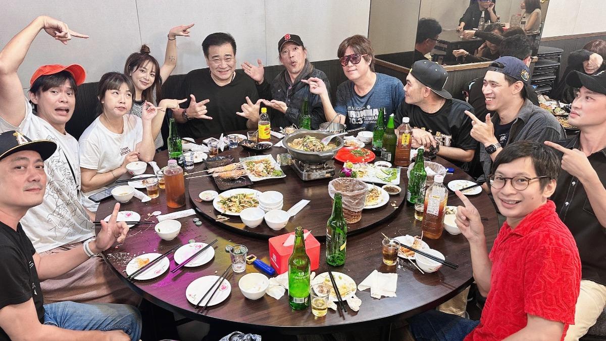 鈞董找來白雲、馬國畢、黃鐙輝、逸祥、柯大堡、蔡祥等人一起拍攝。（圖／獨一無二娛樂文化提供）