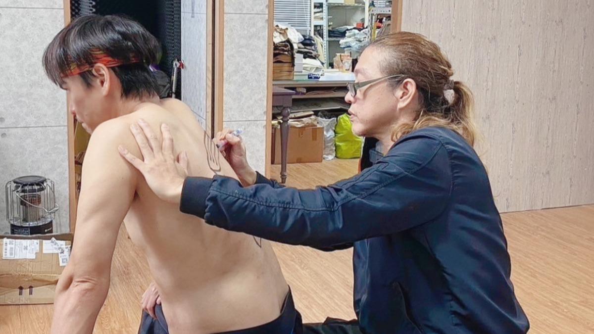 鈞董親自為黃鐙輝做造型。（圖／獨一無二娛樂文化提供）