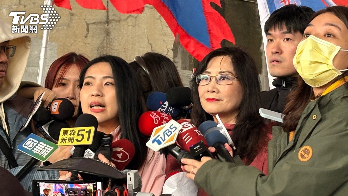 徐巧芯送上玫瑰花給秦慧珠，兩人相擁大和解。（圖／黃韋銓攝）