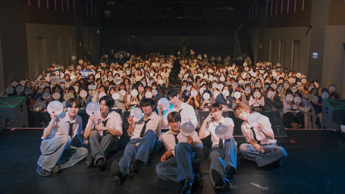 DKB開心跟全場粉絲大合照。（圖／Brave Entertainment、FU Entertainment、DJB提供）