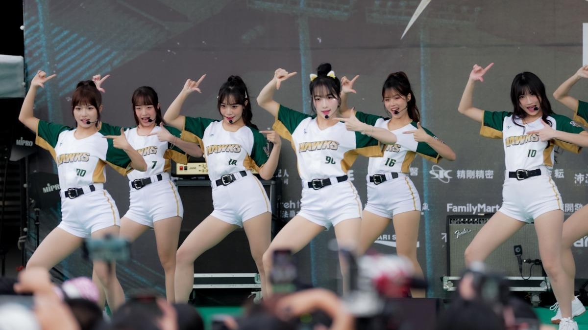 朴旻曙（中）辣舞。（圖／桂田文創提供）