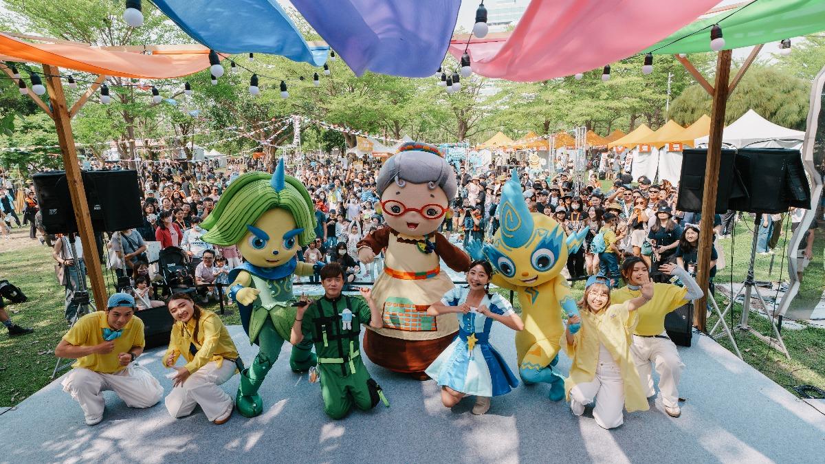 李岳首次站上大港開唱舞台表演，粉絲深情告白等了他20年。（圖／小公視提供）