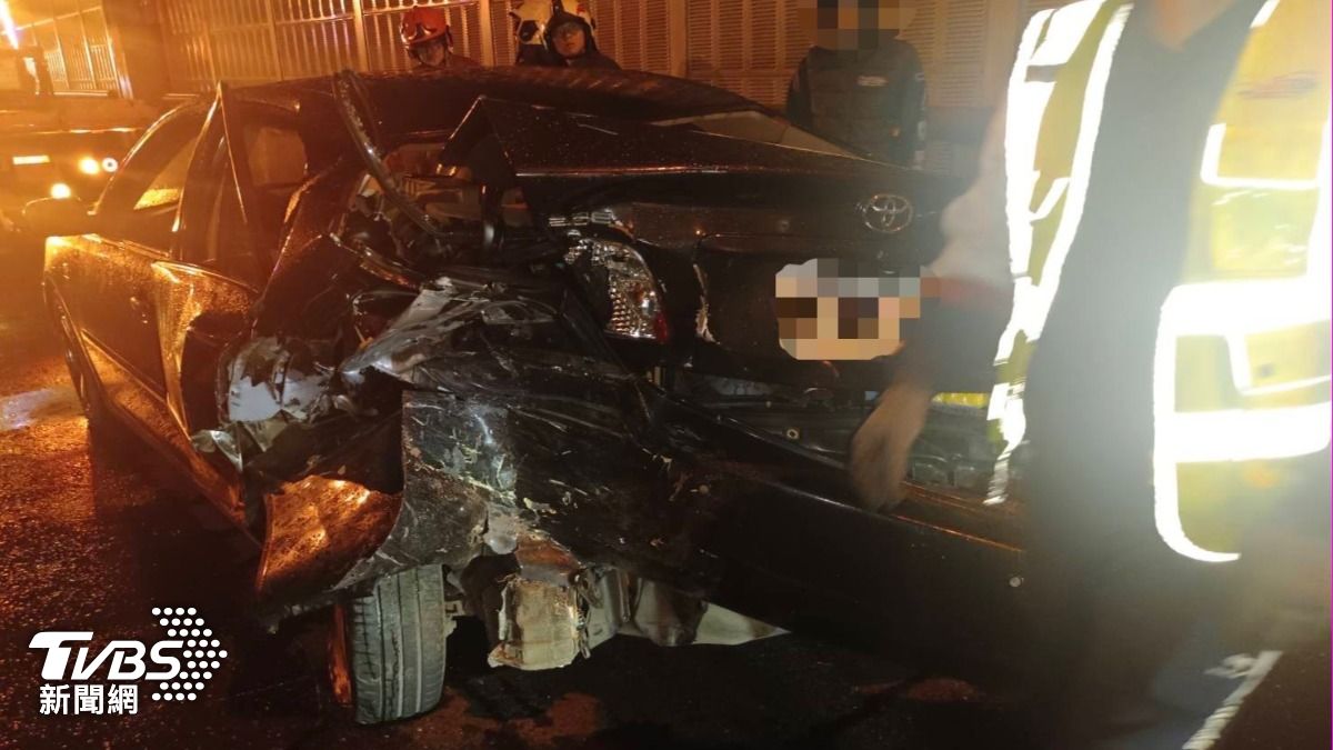 車頭右前方毀損嚴重。（圖／TVBS）