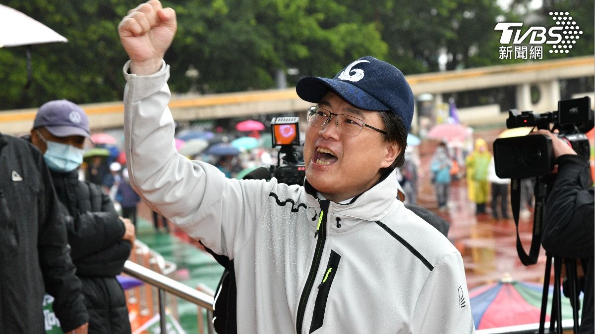 林右昌抵達「人民是頭家」活動現場時和現場民眾互動。（圖／胡瑞麒攝）