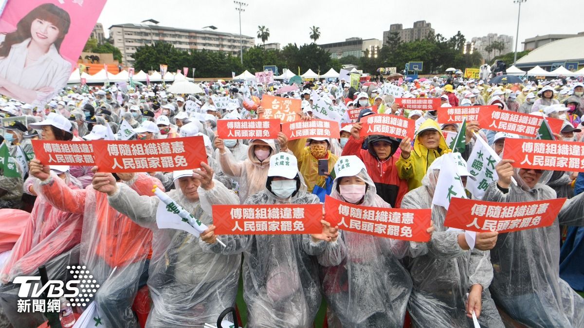 面對濕冷天氣，仍有破千位鄉親前來力挺「人民是頭家」。（圖／胡瑞麒攝）