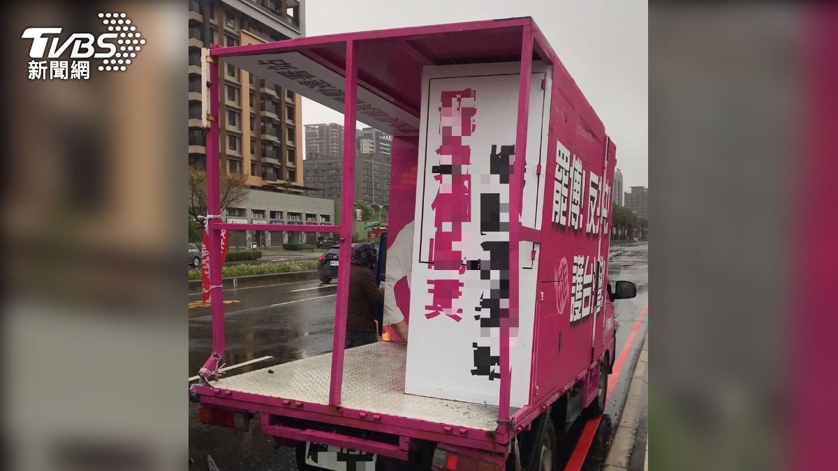 罷免宣傳車違停紅線。（圖／TVBS）