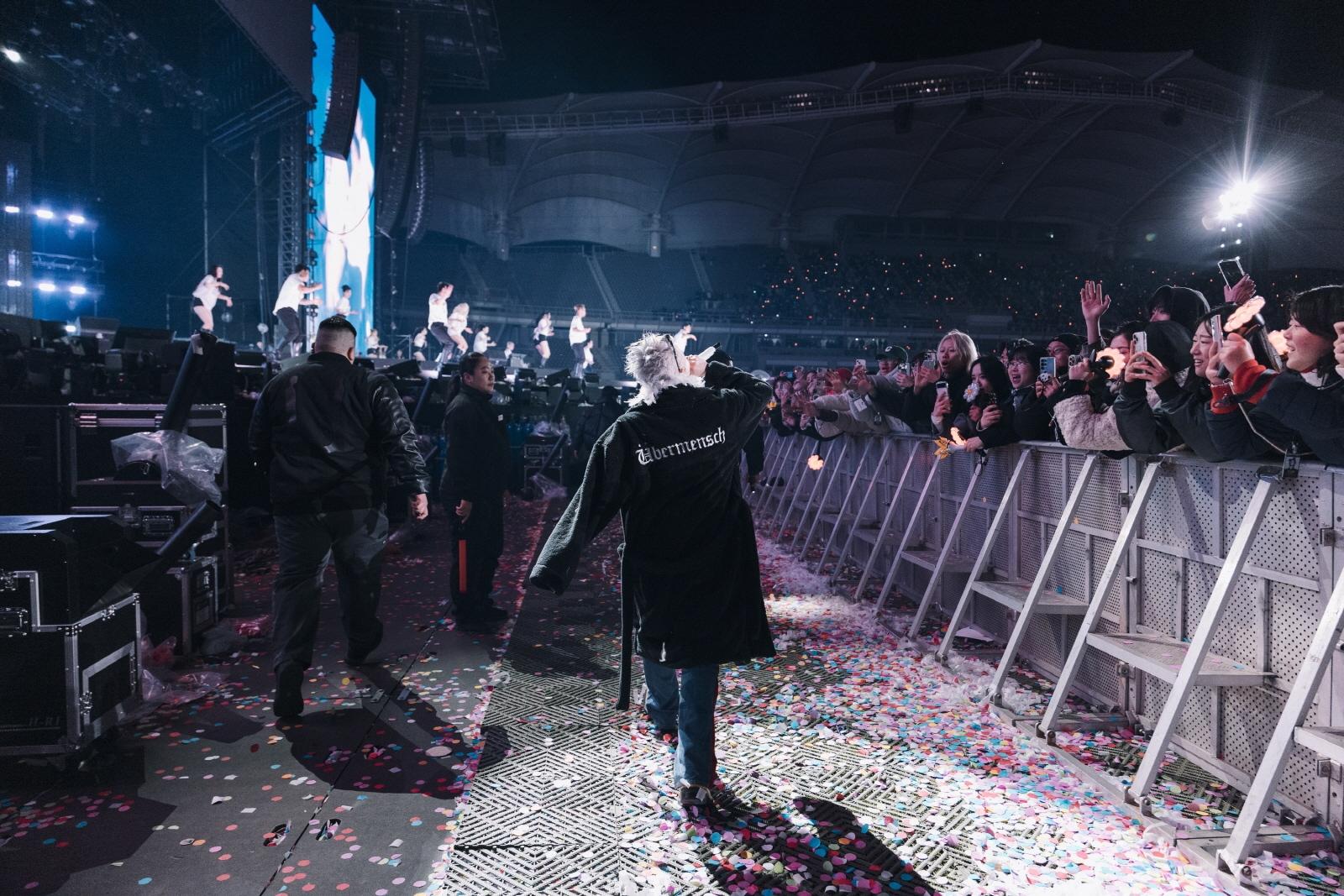 GD從台上唱到台下，與觀眾互動。（圖／Galaxy Corporation提供）