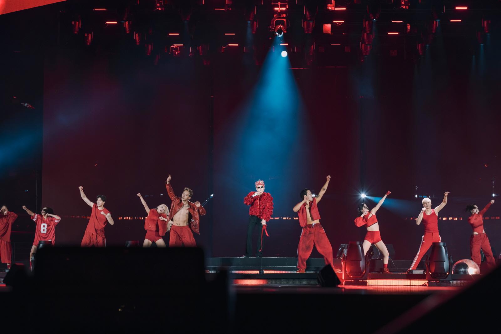 開場GD以皇冠造型現身。（圖／Galaxy Corporation提供）