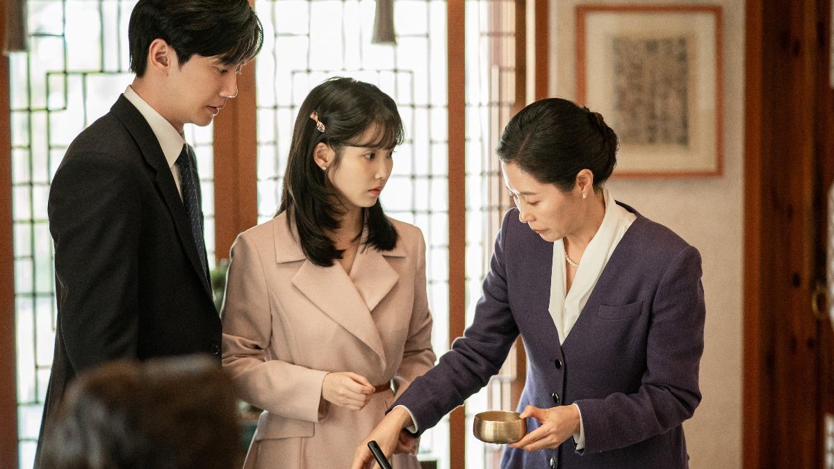 文素利飾演的愛純與IU飾演的女兒金明，母女互動感動無數觀眾。（圖／Netflix提供）