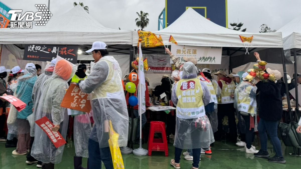 罷免連署攤位陸續有民眾前來，但仍以「志工」居多。（圖／劉庭宇攝）