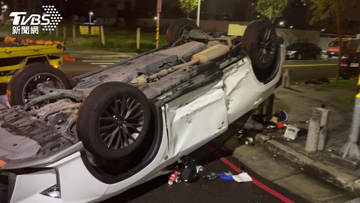 台中深夜發生翻覆車禍，白車車上物品散落一地。（圖／TVBS）