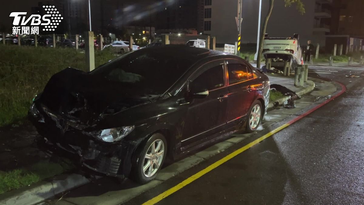 黑車撞車後衝上人行道，車頭嚴重毀損。（圖／TVBS）