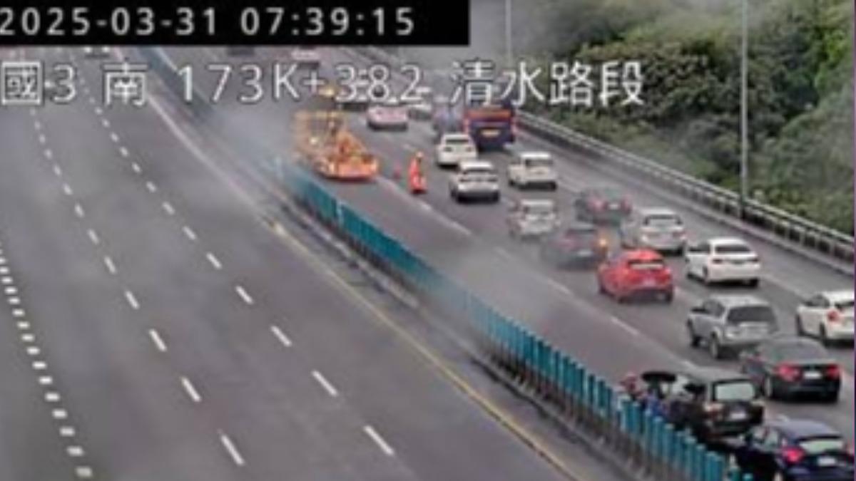 當時車流一度回堵。（圖／翻攝自高速公路1968）