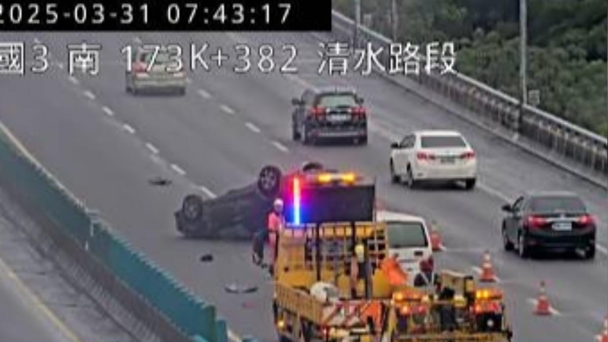 該輛黑車翻覆後占據內中兩車道。（圖／翻攝自高速公路1968）