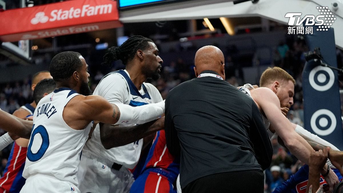 兩隊從籃下一路推擠至場邊觀眾席。（圖／達志影像美聯社）