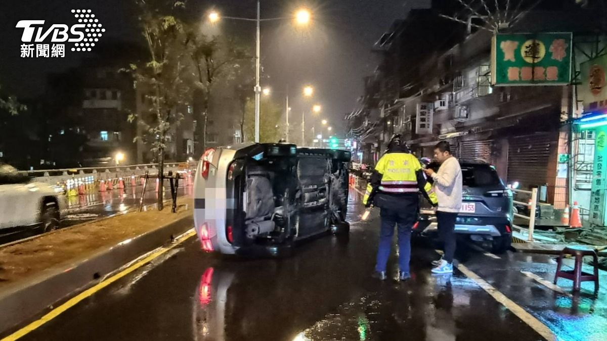 今年3月發生一起撞車翻覆事故，駕駛車內被發現有喪屍煙彈和電子煙。（圖／TVBS）