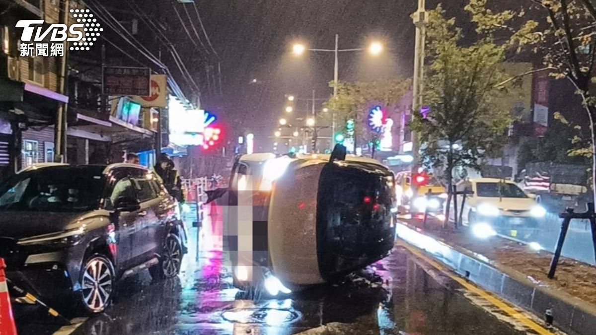 基隆男開車撞上路邊2車後翻覆。（圖／TVBS）