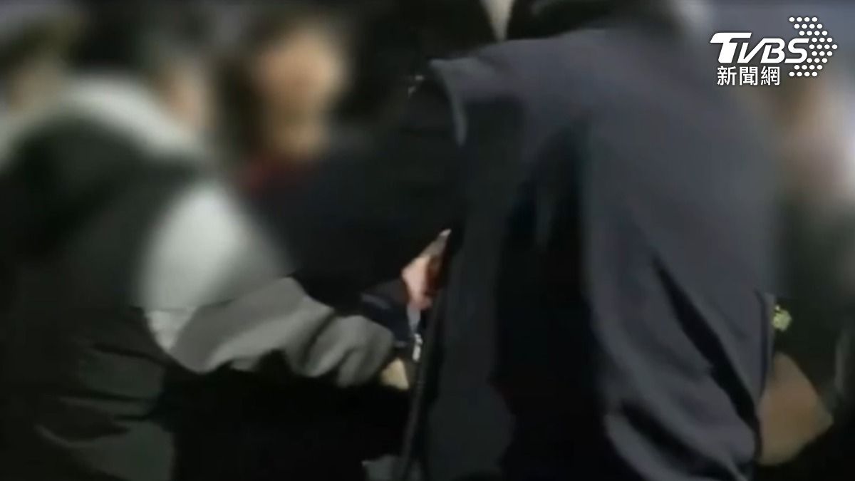 警方將3名男子隔開。（圖／TVBS）