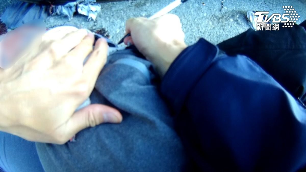 警方情急之下先用戰術止血帶幫忙處理，延緩何男大量出血情形。（圖／TVBS）