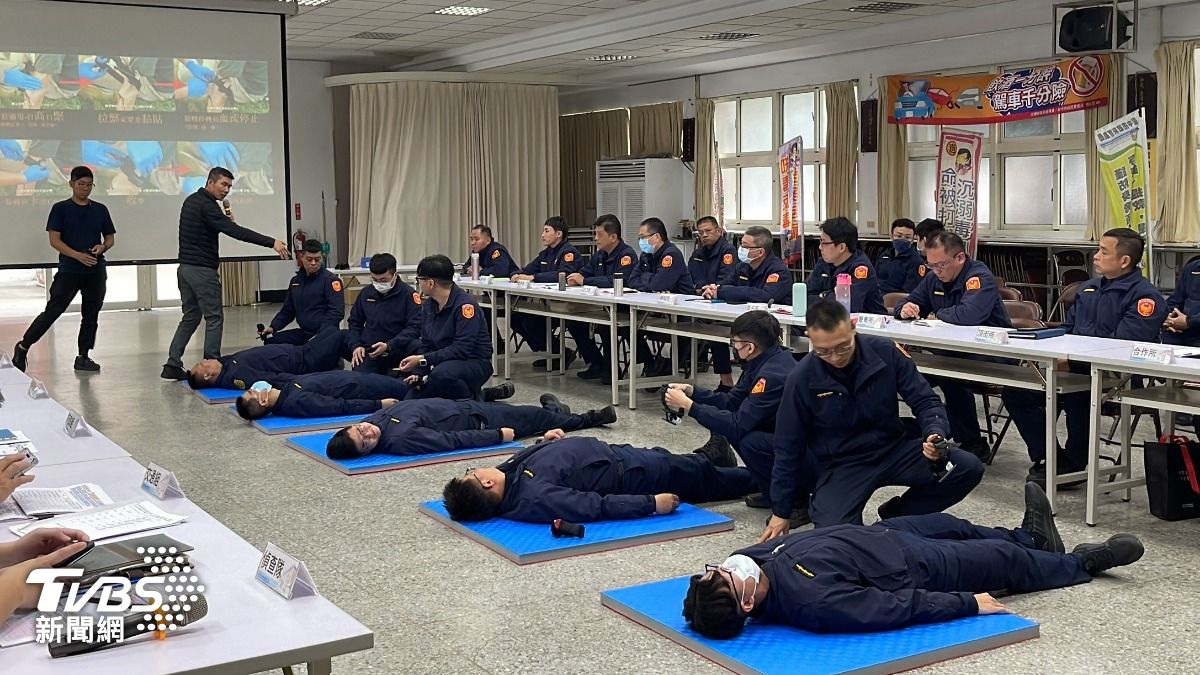 警方平時都會安排相關的教育訓練，讓每一位員警實作止血帶運用。（圖／TVBS）