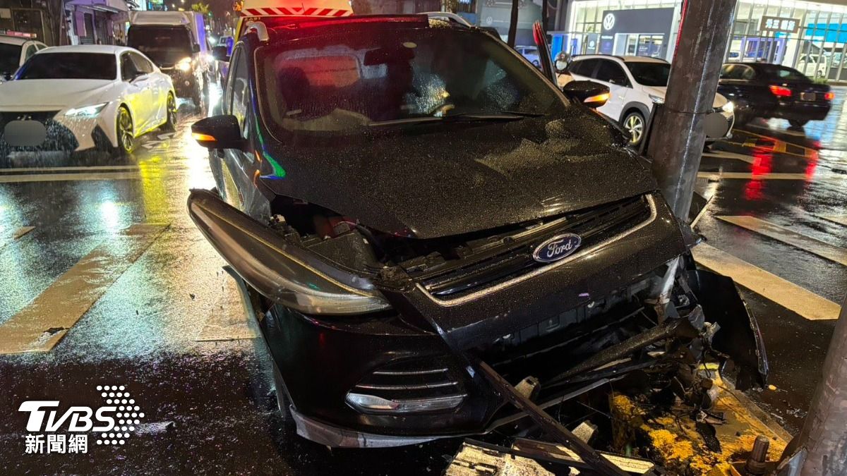 車頭左前方幾乎全毀。（圖／TVBS）