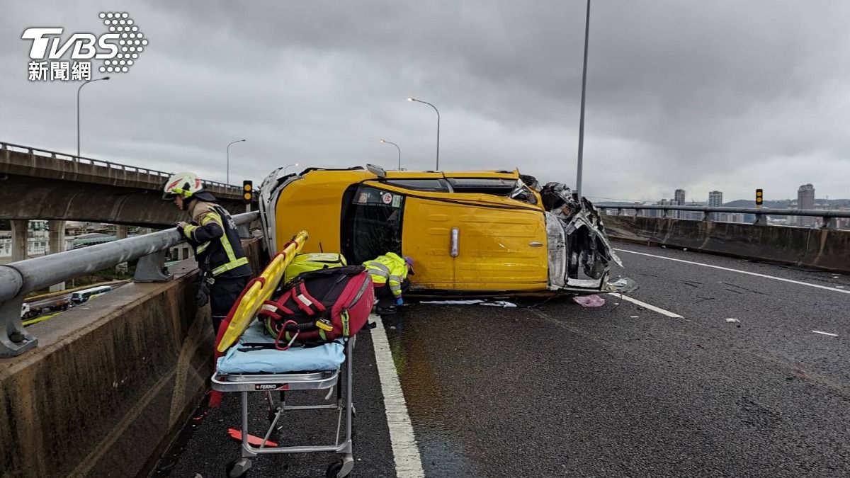 當時小黃駕駛一度受困，所幸送醫後無大礙。（圖／TVBS）