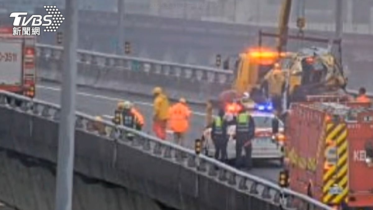 警消獲報到場搶救。（圖／TVBS）