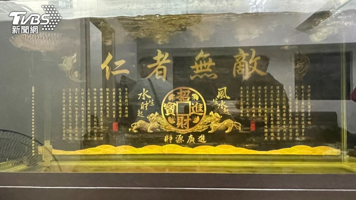 詐騙據點現場匾額「仁者無敵」。（圖／TVBS）