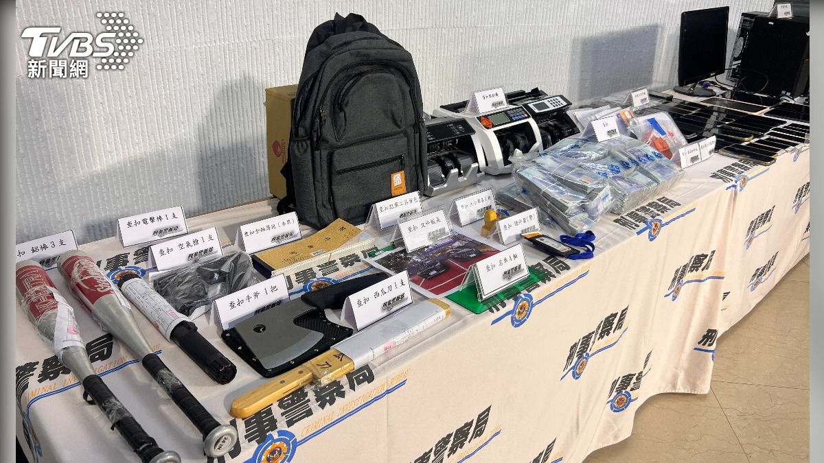 警方查獲大量現金，手機、筆電、球棒、西瓜刀等犯罪證物。（圖／TVBS）