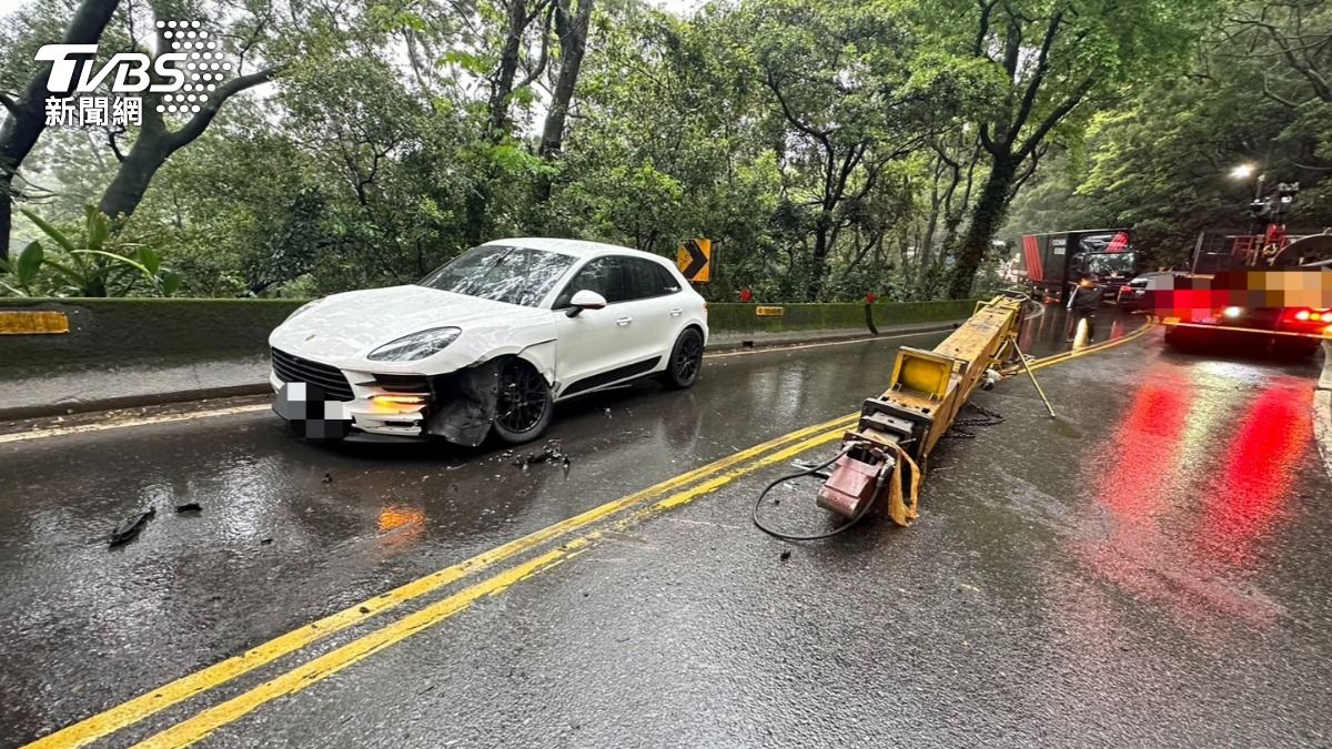 吊車吊臂脫落砸中保時捷休旅車。（圖／TVBS）