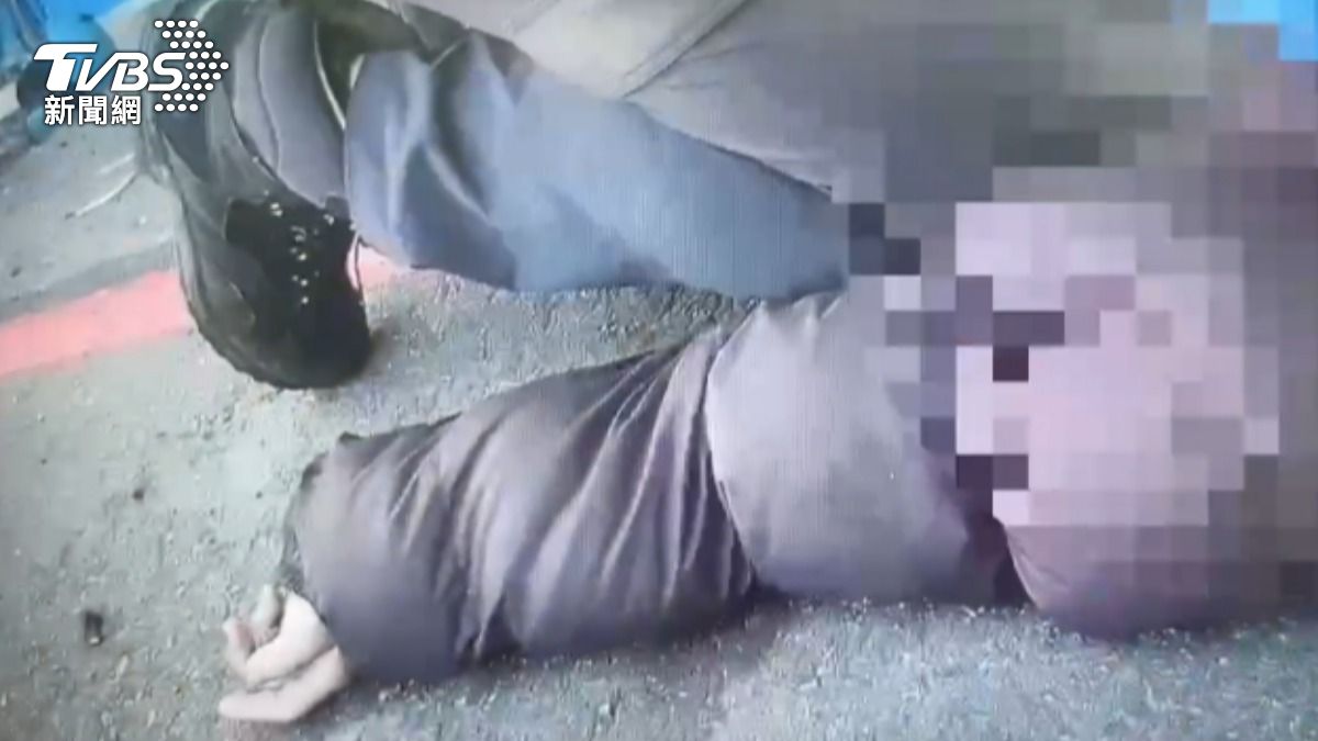 基隆13歲少年騎車自撞，後座15歲好友噴飛不治。（圖／TVBS）