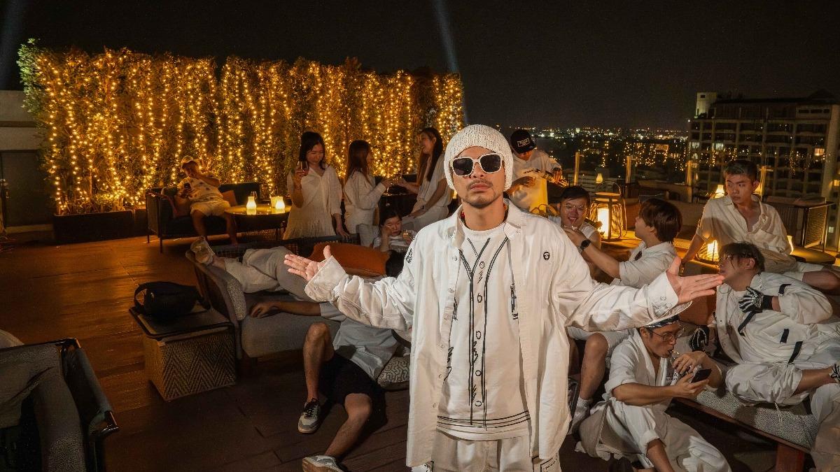 黃明志找來員工唱歌、拍MV。（圖／亞洲通文創提供）