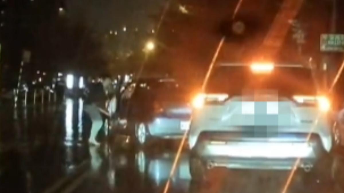 駕駛朱男成功閃避，穿過縫隙逃跑，陳男等人則趕緊跑回車上開車追人。（圖／民眾提供）